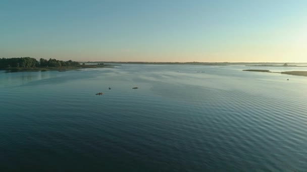 Drohnenaufnahmen aus der Luft. Touristen fahren Kajak. Schöner Sonnenaufgang über dem Fluss — Stockvideo