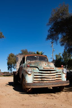 Ensenada, Baja California Norte, Meksika, 6 Ocak 2019, eski 1950 Chevrolet kamyon arka bahçesinde Meksika