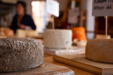 Ensenada, Baja California Norte, Meksika, 4 Ocak 2019, peynir dükkanı San Antonio de Las Minas, yemek ve diairy ürünleri güzel