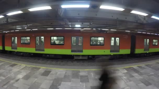 Tidsfördröjning av människor trafik i en Mexico City tunnelbanestation — Stockvideo