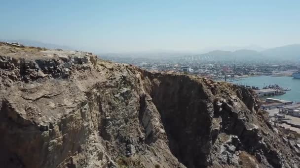 海岸沿いの町の近くの崖の空中写真 — ストック動画