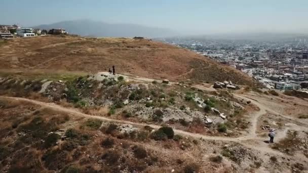 Cirkelen Luchtfoto Van Top Klif Van Ensenada — Stockvideo