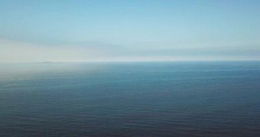 Kırmızı gelgit sırasında bir pasifik sahili nin çekim üzerinde fly