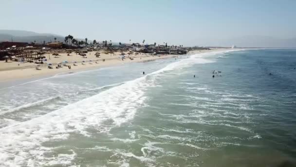 Fotografia Aérea Praia Californiana Com Crianças Aprendendo Surfar — Vídeo de Stock