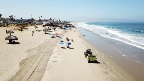 Volar Sobre Una Playa Siguiendo Tractor Mantenimiento — Vídeo de stock