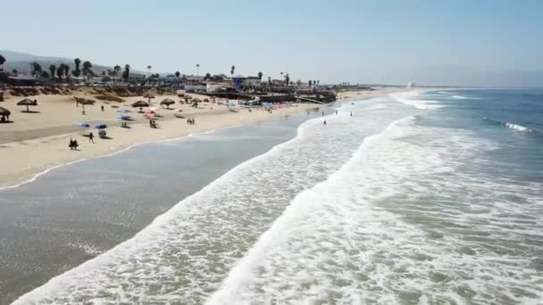 Luchtverschuivende Foto Van Surfer Leerlingen Het Water — Stockvideo