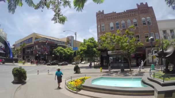 Caducidad de la fuente del paseo marítimo de Santa Mónica — Vídeo de stock