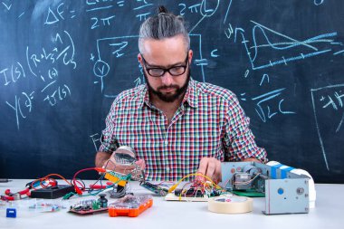 Elektronik proje üzerinde çalışan yüksek lisans öğrencisi