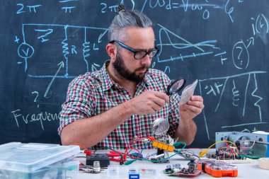 Elektronik proje üzerinde çalışan yüksek lisans öğrencisi