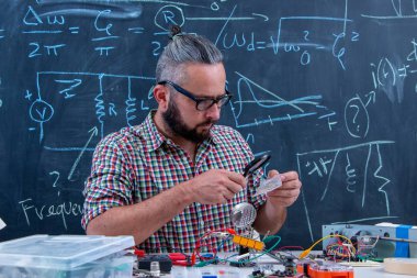 Elektronik proje üzerinde çalışan yüksek lisans öğrencisi