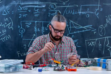 Elektronik proje üzerinde çalışan yüksek lisans öğrencisi