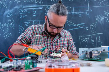 Elektronik proje üzerinde çalışan yüksek lisans öğrencisi