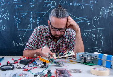 Elektrikli cihazlar üzerinde çalışan odaklanmış ve çok düşünen teknisyen