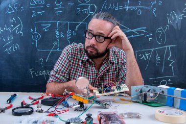 Elektronik proje üzerinde çalışan yüksek lisans öğrencisi