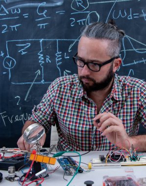 Elektronik proje üzerinde çalışan yüksek lisans öğrencisi