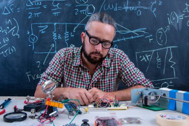 Elektronik proje üzerinde çalışan yüksek lisans öğrencisi