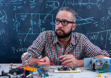 Elektronik proje üzerinde çalışan yüksek lisans öğrencisi