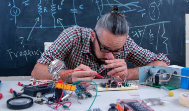 Elektronik proje üzerinde çalışan yüksek lisans öğrencisi