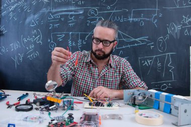 Elektronik proje üzerinde çalışan yüksek lisans öğrencisi