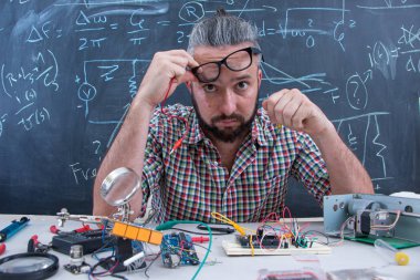 Elektronik proje üzerinde çalışan yüksek lisans öğrencisi