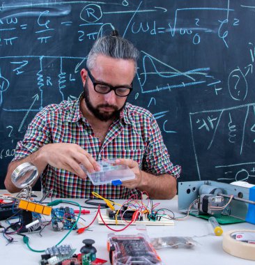 Elektronik proje üzerinde çalışan yüksek lisans öğrencisi