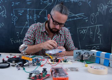 Elektronik proje üzerinde çalışan yüksek lisans öğrencisi