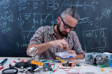 Elektronik proje üzerinde çalışan yüksek lisans öğrencisi