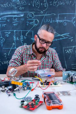 Elektronik proje üzerinde çalışan yüksek lisans öğrencisi