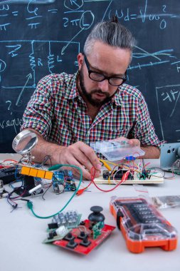Elektronik proje üzerinde çalışan yüksek lisans öğrencisi