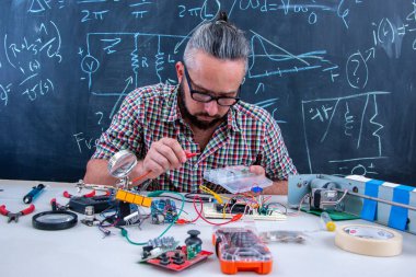 Elektronik proje üzerinde çalışan yüksek lisans öğrencisi