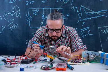 Elektronik proje üzerinde çalışan yüksek lisans öğrencisi