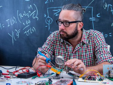 Elektronik proje üzerinde çalışan yüksek lisans öğrencisi