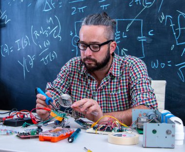 Elektronik proje üzerinde çalışan yüksek lisans öğrencisi
