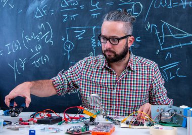 Elektronik proje üzerinde çalışan yüksek lisans öğrencisi