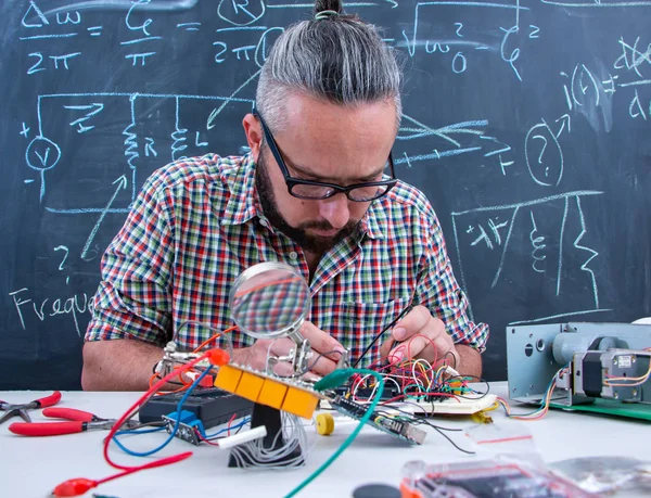 Tech studente post-laurea che lavora su progetto elettronico — Foto Stock