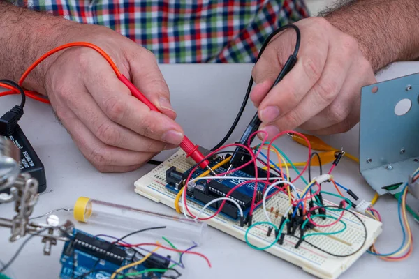 Mani di lavoro sul progetto arduino — Foto Stock