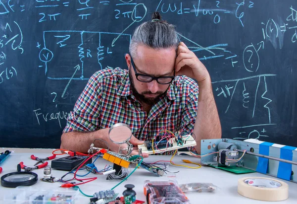 Tecnico concentrato e attento che lavora su dispositivi elettrici — Foto Stock