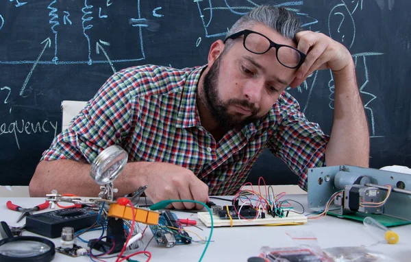 Elektronik proje üzerinde çalışan yüksek lisans öğrencisi