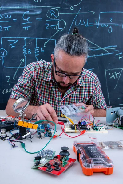 Estudante de pós-graduação em tecnologia trabalhando em projeto eletrônico — Fotografia de Stock