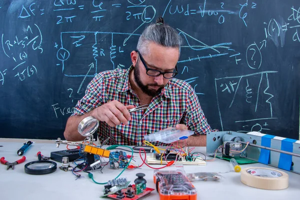 Estudante de pós-graduação em tecnologia trabalhando em projeto eletrônico — Fotografia de Stock