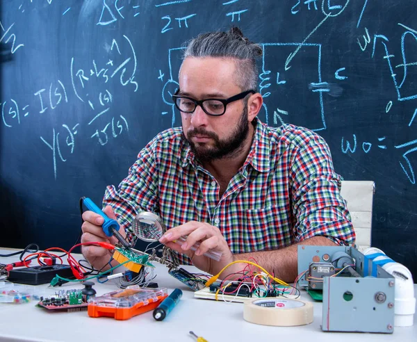 Elektronik proje üzerinde çalışan yüksek lisans öğrencisi