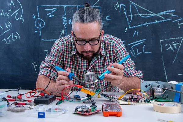 Estudante de pós-graduação em tecnologia trabalhando em projeto eletrônico — Fotografia de Stock