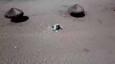 Pasifik sahili sahillerindeki utanç verici çöp kirliliğinin havadan görünüşü