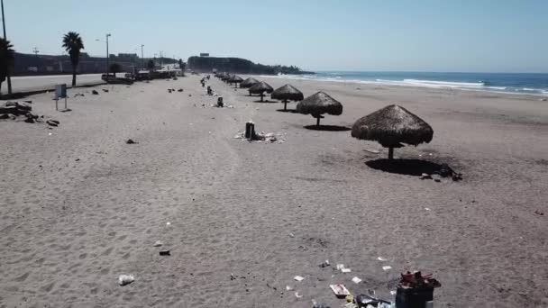 Vista Aérea Vergonzosa Contaminación Basura Playa Costa Pacífica — Vídeos de Stock