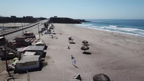 Vista Aérea Vergonzosa Contaminación Basura Playa Costa Pacífica — Vídeos de Stock