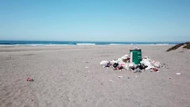 Vista Aérea Vergonzosa Contaminación Basura Playa Costa Pacífica — Vídeos de Stock