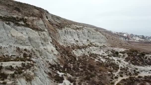 Kaliforniya Kıyılarındaki Volkanik Chaparral Tepelerinin Hava Görüntüsü — Stok video