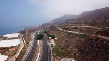 Baja manzaralı yola yakın büyük beton yapılar gelişmeyi bekliyor