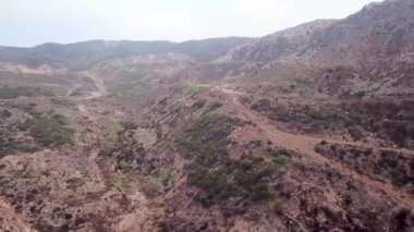 Baja California manzaralı yolun arkasındaki manzaralar.