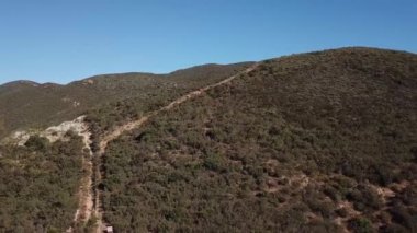 Ensenada 'nın son korunmuş tepeleri, Baja California üzüm bağları, hava görüntüleri.